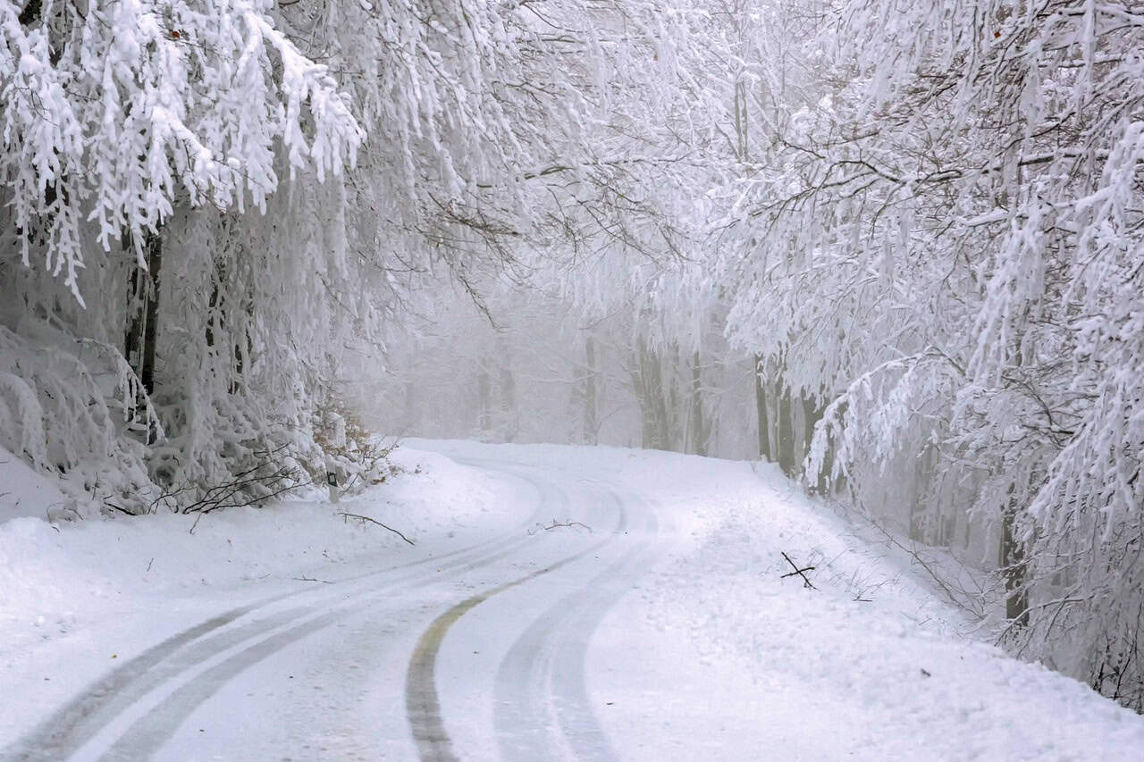 Schnee und Eis auf einer Straße im Winter