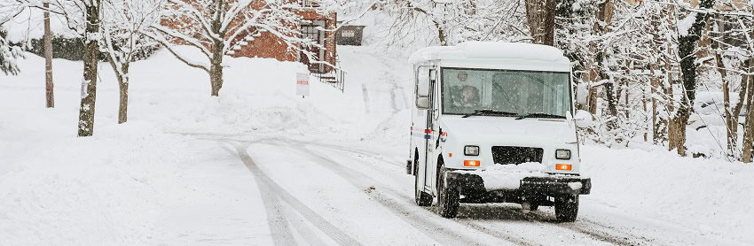 Auch das Autodach ist vor Fahrtantritt von Schnee und Eis zu befreien!