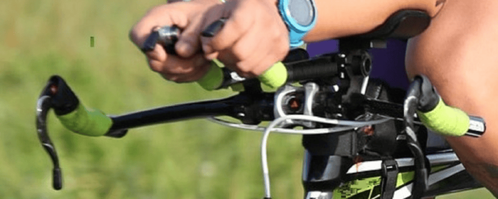 Nahaufnahme eines Triathlon-Lenkers