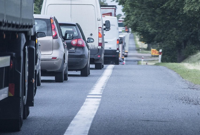 Autokolonne, Überholen bei Stau auf Landstraße
