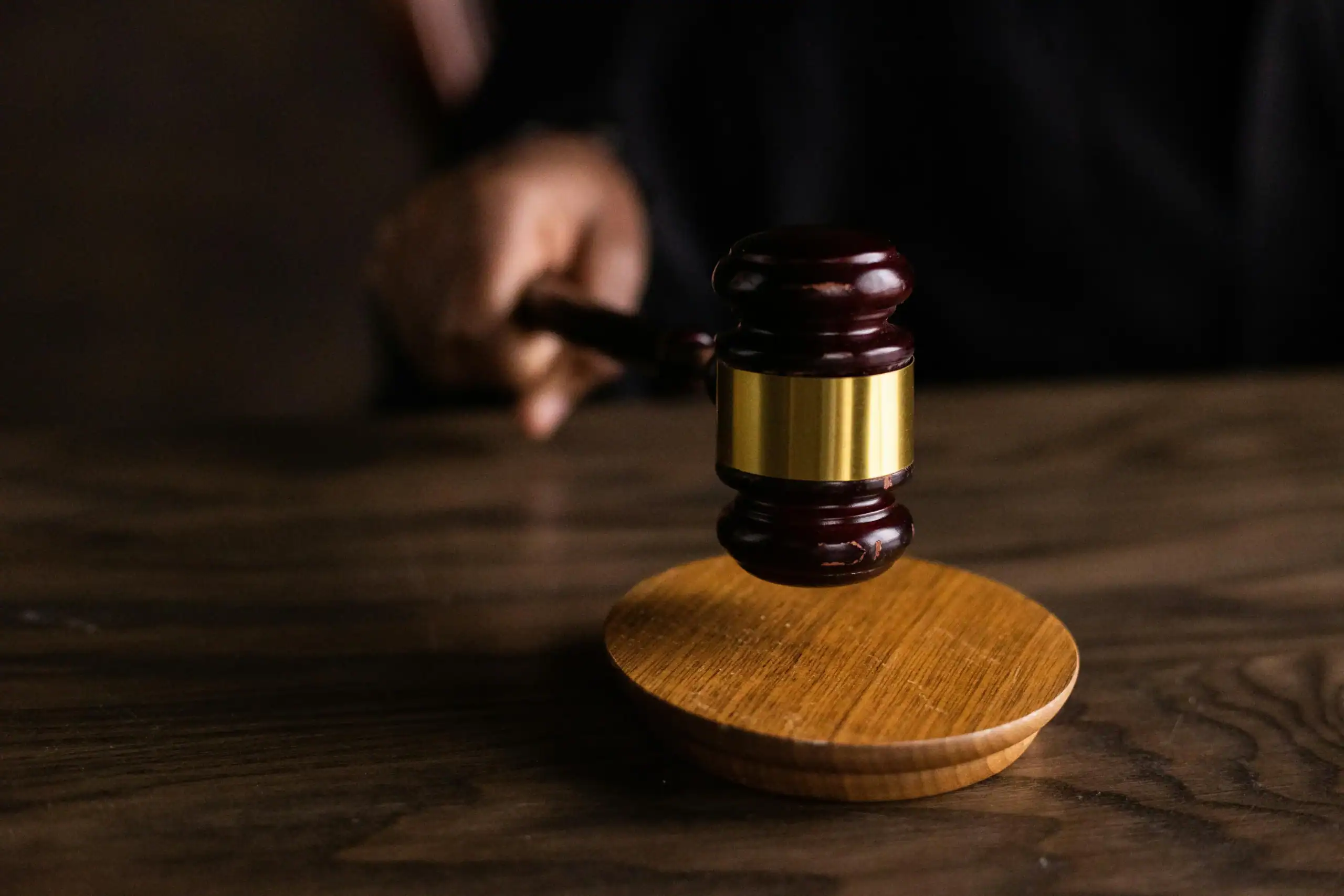 Richter Gavel, Symbol für Recht und Gerechtigkeit, auf einem Gerichtstisch.