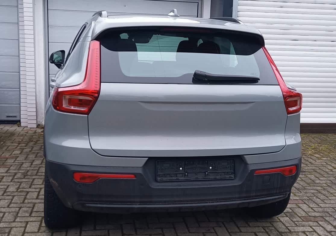 Rückseite eines geparkten Autos ohne Kennzeichen