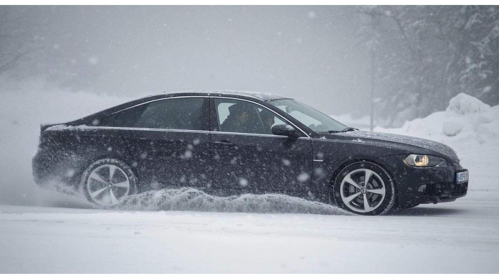 Auto fährt durch Schnee und Schneesturm